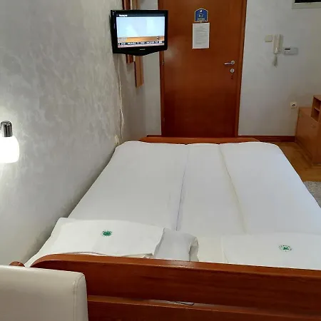 Zelenkada Apartman *